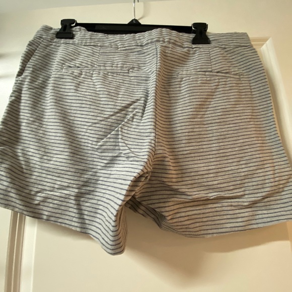 Women’s banana republic shorts - Picture 3 of 3